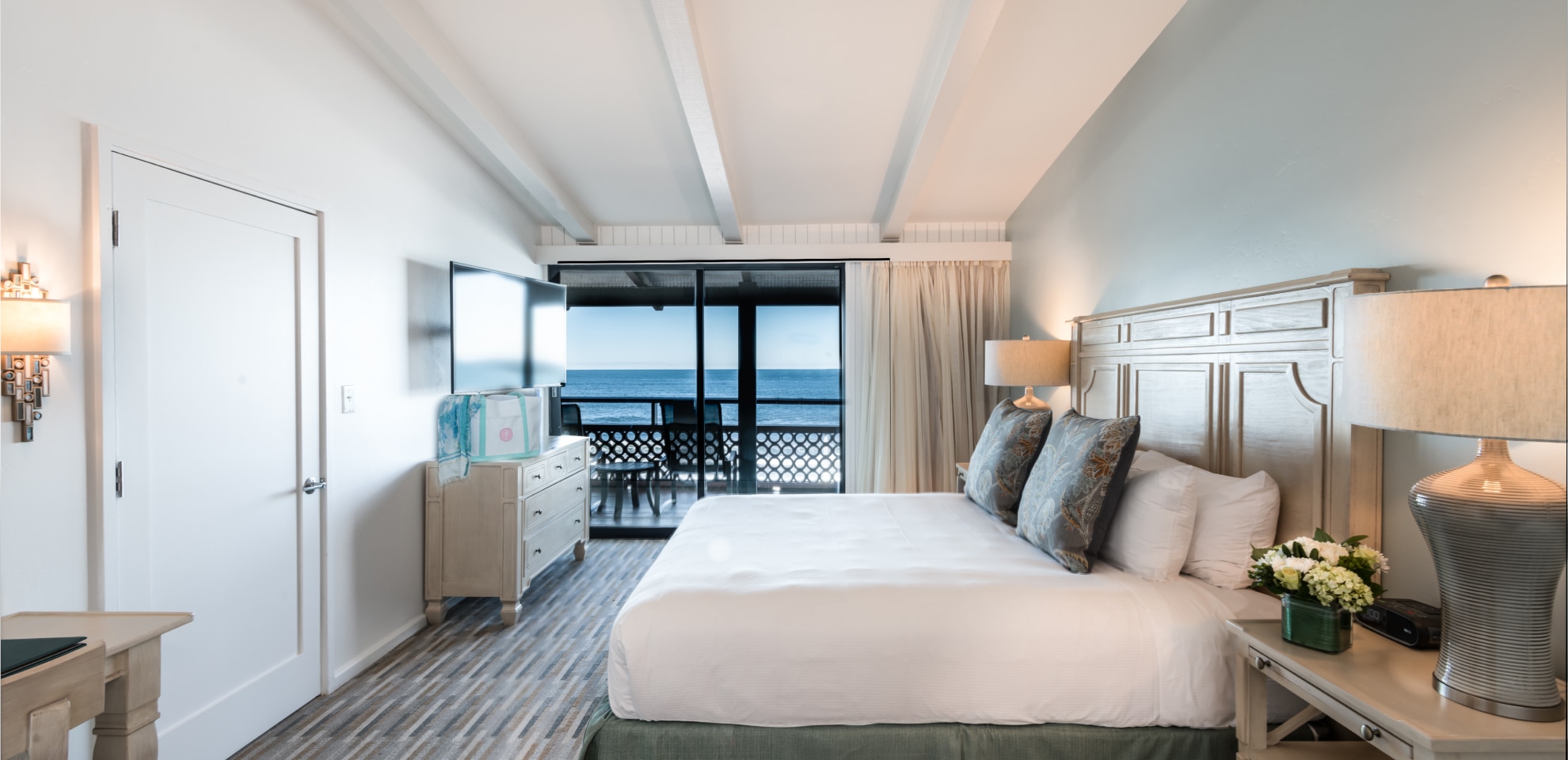 A suite at the La Jolla Shores hotel with a balcony